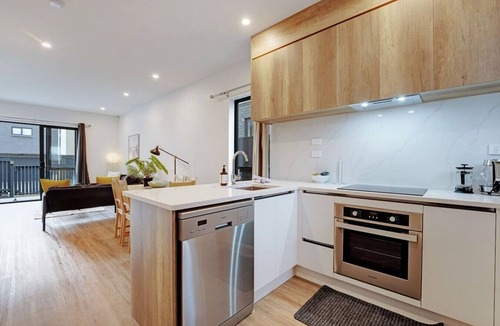 Flat Bush Villa | Contemporary Flat Bush Oasis | Parking and Air-Con