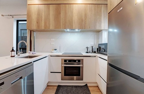 Flat Bush Villa | Contemporary Flat Bush Oasis | Parking and Air-Con