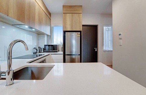 Flat Bush Villa | Contemporary Flat Bush Oasis | Parking and Air-Con