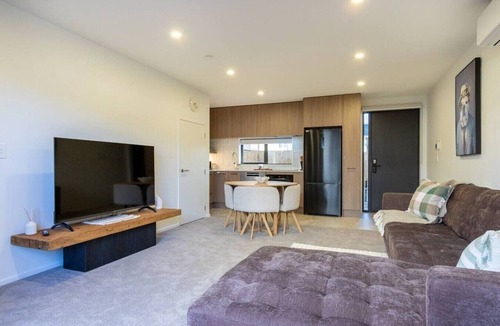 Linwood House | Contemporary Townhouse | Near CBD + Gated Parking