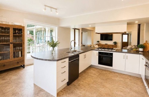 Coromandel House | Coro Lodge | Sleeps 18 l 7BR l 5 ensuites