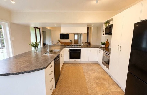 Coromandel House | Coro Lodge | Sleeps 18 l 7BR l 5 ensuites