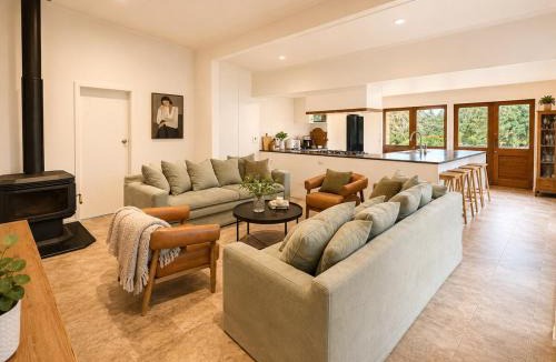 Coromandel House | Coro Lodge - Sleeps 18 - 7BR - 5 ensuites