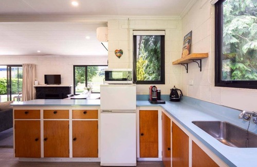 Speargrass Flat House | Coronet Peak View | 3BR Home with Hot Tub & Garden