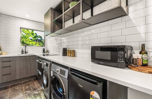 Hamilton Apartment | Corporate Stay | Central Location | Park Securely