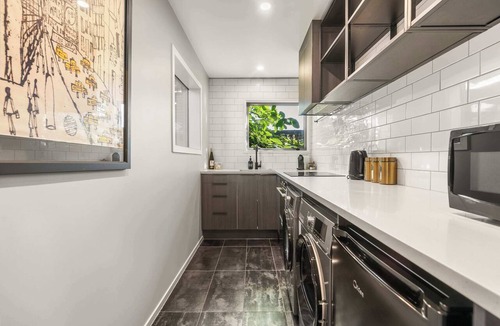 Hamilton Apartment | Corporate Stay | Central Location | Park Securely