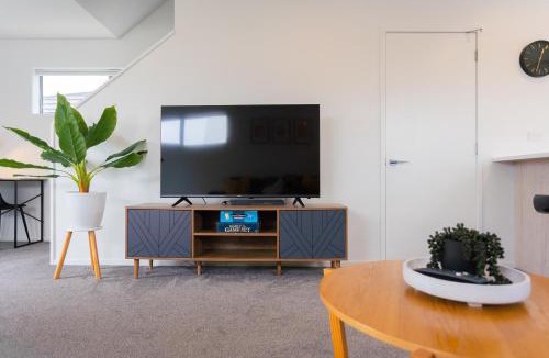 Riccarton House | Cosy 2 Bed 3 Bath Home Close to CBD And Hagley Park