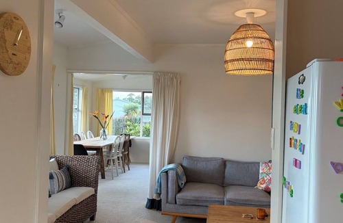Leigh House | Cosy Beach house with Sea Views- walking distance to the shops and beach!