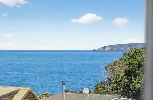 Leigh House | Cosy Beach house with Sea Views- walking distance to the shops and beach!