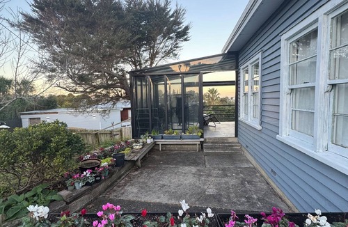 Torbay House | Cosy beach retreat on Torbay. Enjoy a spacious room with entire house and garden