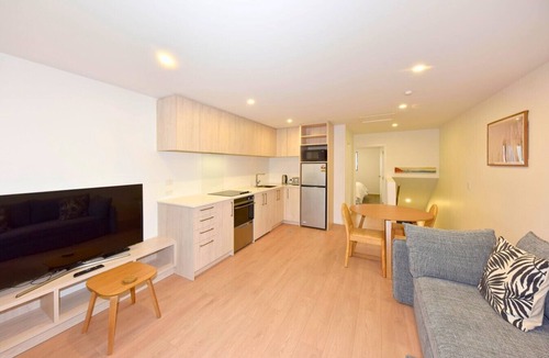 Christchurch City Centre Villa | Cosy City Stay with Shared Sauna Access