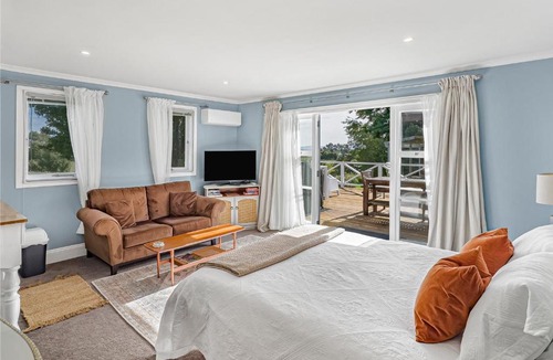 Puriri House | Cosy Guesthouse in Tranquil Puriri, Thames