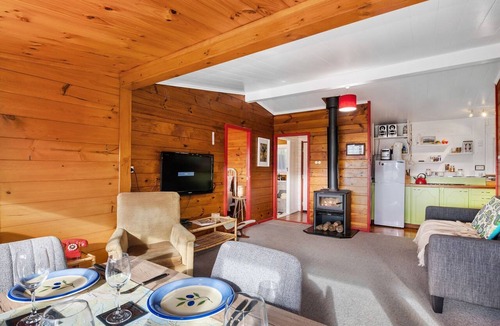Lake Tarawera House | Cosy kiwi bach nestled into the native bush with amazing lake views