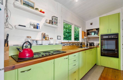 Lake Tarawera House | Cosy kiwi bach nestled into the native bush with amazing lake views