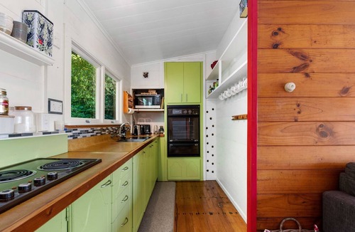 Lake Tarawera House | Cosy kiwi bach nestled into the native bush with amazing lake views