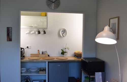 Harewood Apartment | Cosy Luxury near Airport - Continental Breakfast, Spa and Pool