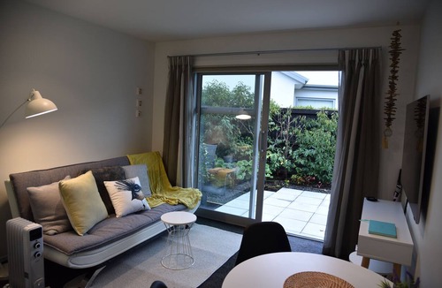 Harewood Apartment | Cosy Luxury near Airport - Continental Breakfast, Spa and Pool