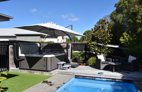 Harewood Apartment | Cosy Luxury near Airport - Continental Breakfast, Spa and Pool