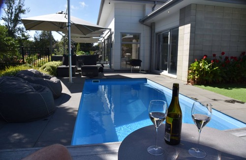 Harewood Apartment | Cosy Luxury near Airport - Continental Breakfast, Spa and Pool