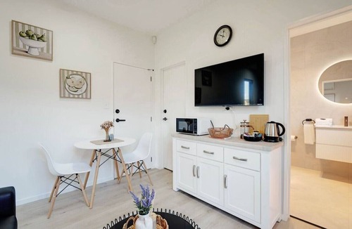 Pukekohe House | Cosy Pukekohe Self-Contained Unit with Kitchenette