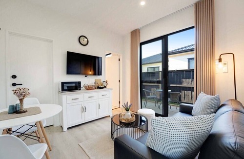 Pukekohe House | Cosy Pukekohe Self-Contained Unit with Kitchenette