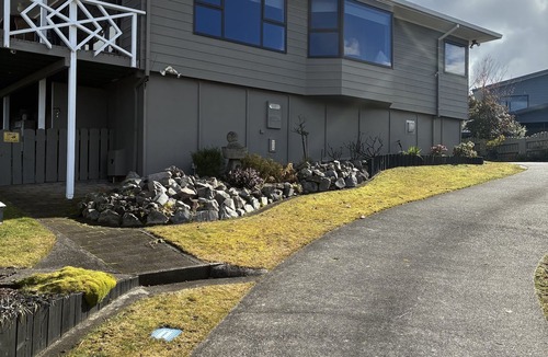 Nukuhau Apartment | Cosy, Quite & Close to Town. Pet Friendly