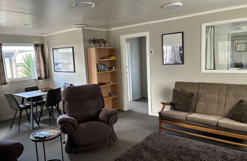 Nukuhau Apartment | Cosy, Quite & Close to Town. Pet Friendly