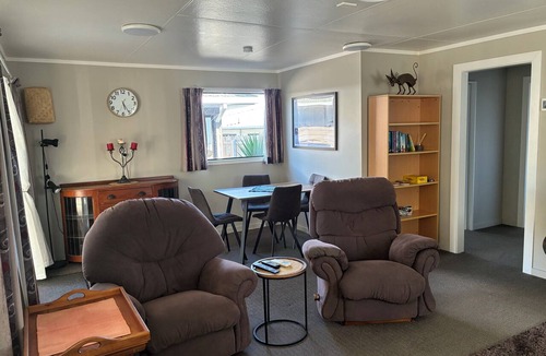 Nukuhau Apartment | Cosy, Quite & Close to Town. Pet Friendly