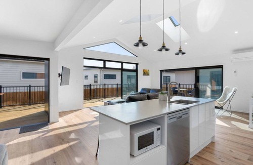 Waihi Beach House | Cosy Sun trap, Close to beach and the iconic yellow Dairy.