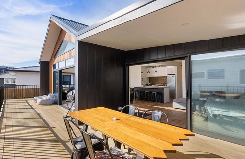 Waihi Beach House | Cosy Sun trap, Close to beach and the iconic yellow Dairy.