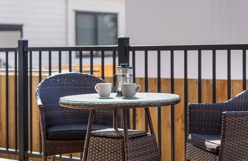 Waihi Beach House | Cosy Sun trap, Close to beach and the iconic yellow Dairy.
