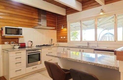 Taupaki House | Country Garden Oasis with Parking and Wi-Fi