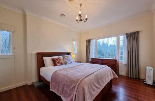 Taupaki House | Country Garden Oasis with Parking and Wi-Fi