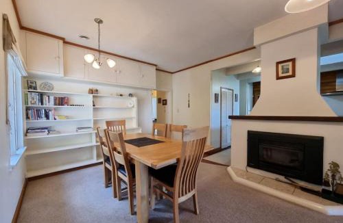 Taupaki House | Country Garden Oasis with Parking and Wi-Fi