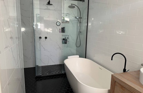 Whakamarama House | Country resort - Have fun with your extended family at this stylish home