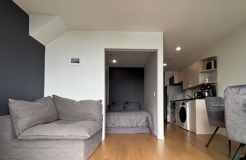 Newton Apartment | Cozy 2 bedroom central Auckland city apartment with free car park!