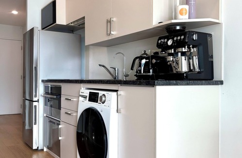 Newton Apartment | Cozy 2 bedroom central Auckland city apartment with free car park!