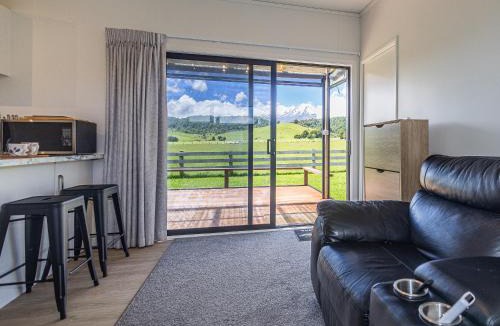 Rangataua House | Cozy Cabin with a View - Ohakune Holiday Home