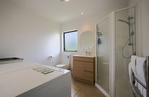 Totara Vale House | Cozy & Convenient 2-Bedroom Home in North Auckland