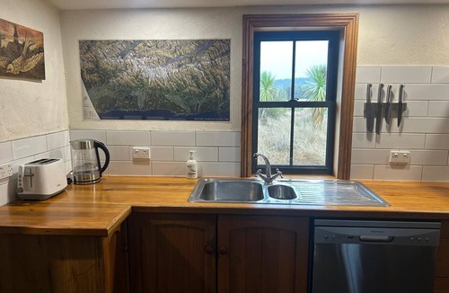 Wanaka House | Cozy Cottage Mountain Views