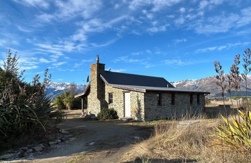 Wanaka House | Cozy Cottage Mountain Views