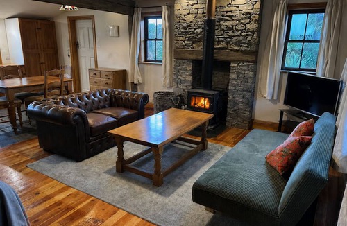 Wanaka House | Cozy Cottage Mountain Views