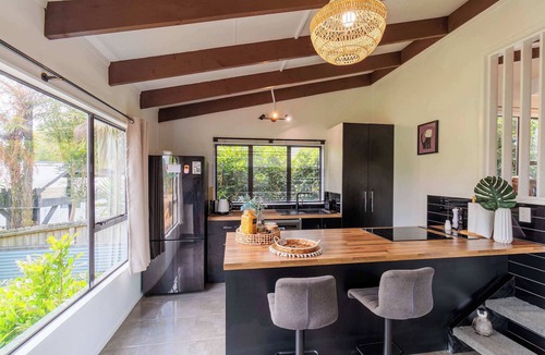 Hamurana House | Cozy Lake Retreat - Games Room, Spa, Sleeps 6
