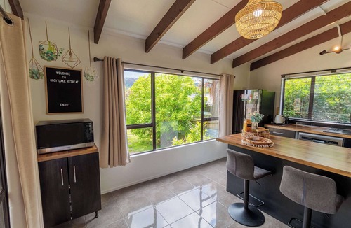 Hamurana House | Cozy Lake Retreat - Games Room, Spa, Sleeps 6