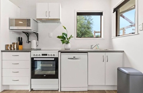 Taupo House | Cozy Retreat 1 - comfort and convenience with parking