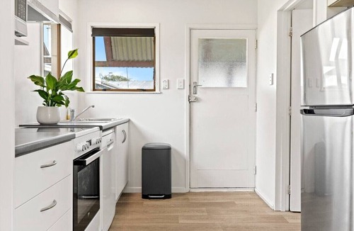 Taupo House | Cozy Retreat 1 - comfort and convenience with parking
