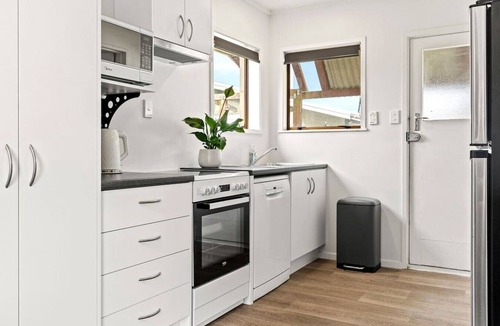 Taupo House | Cozy Retreat 1 - comfort and convenience with parking