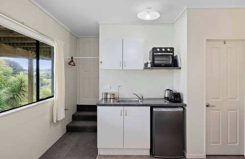 Oakura Apartment | Cozy Studio in Oakura Village