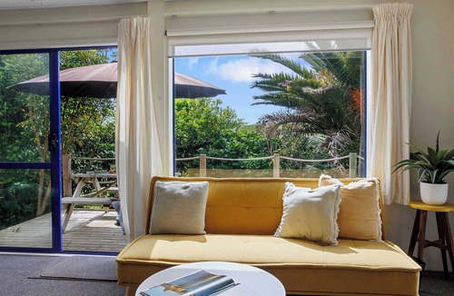 Oakura Apartment | Cozy Studio in Oakura Village