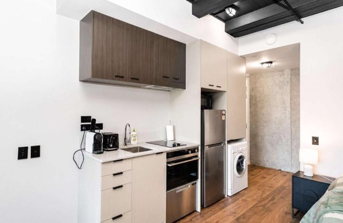 Petone Apartment | Cozy Studio - Private Balcony Bath and Tub